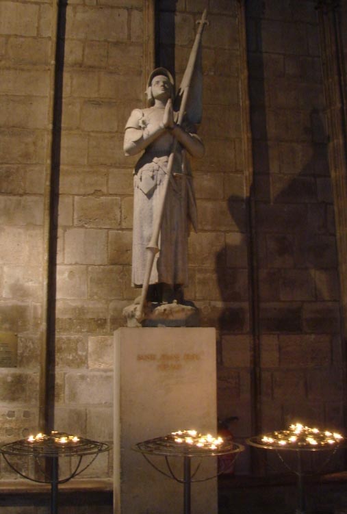 Статуя Жанны Д'Арк из Нотр Дам